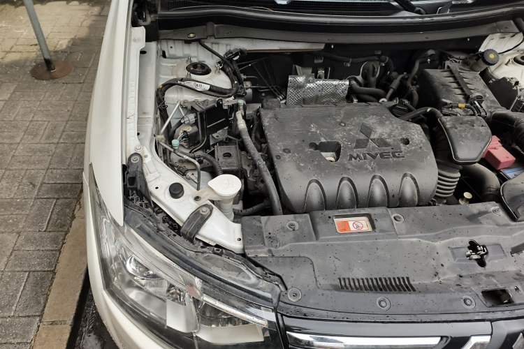 Used Mitsubishi Outlander 2013 2.4L 4x4 Luxury Navigation Edition 5 Seats Engine Bay Right