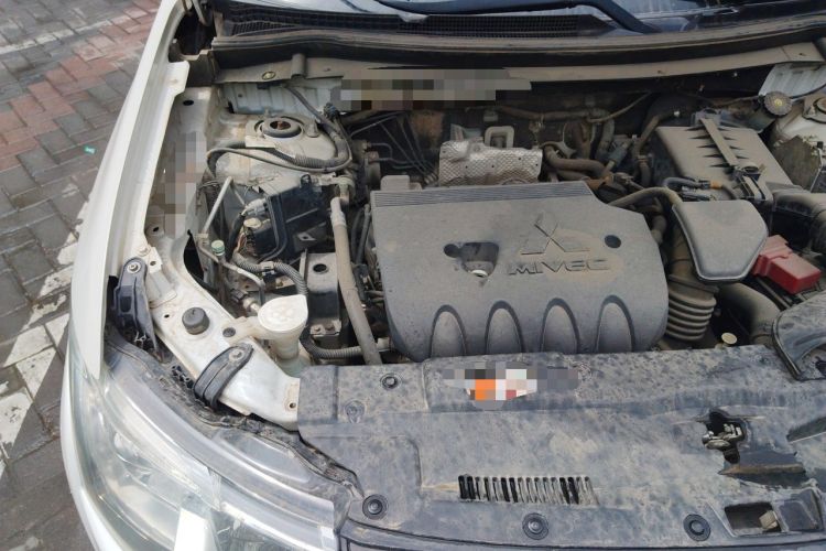Used Mitsubishi Outlander 2013 2.4L Four-Wheel Drive Luxury Navigation Version 7 Seats Engine Bay Right