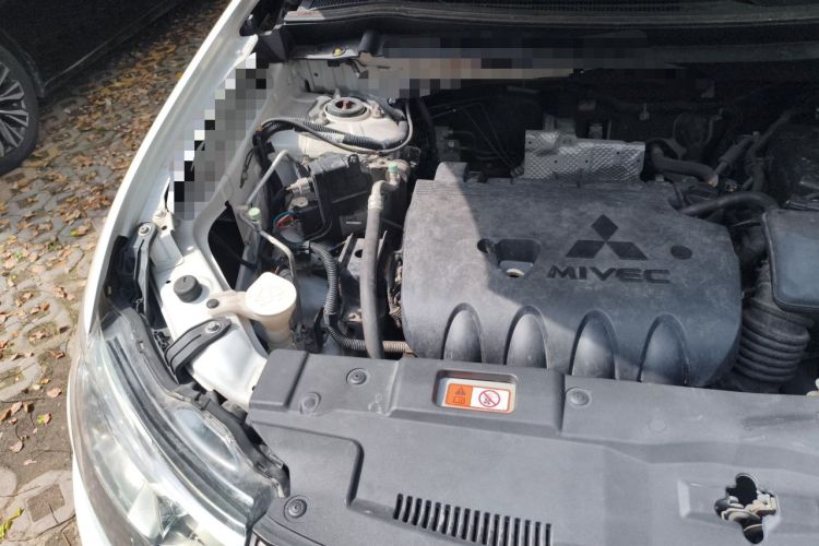 Used Mitsubishi Outlander 2013 2.4L Four-Wheel Drive Luxury Navigation Version 7 Seats Engine Bay Right