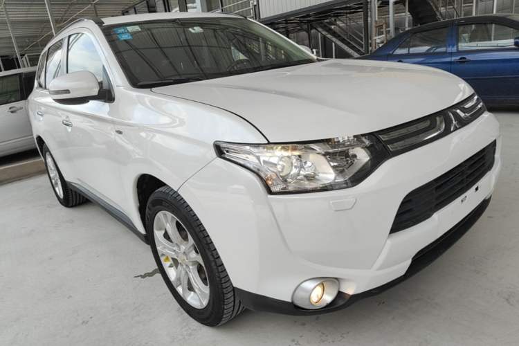 Used Mitsubishi Outlander 2013 2.4L Four-Wheel Drive Luxury Navigation Version 7 Seats Exterior 1