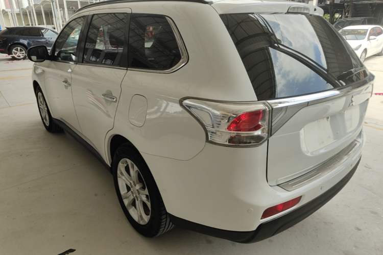 Used Mitsubishi Outlander 2013 2.4L Four-Wheel Drive Luxury Navigation Version 7 Seats Exterior 2