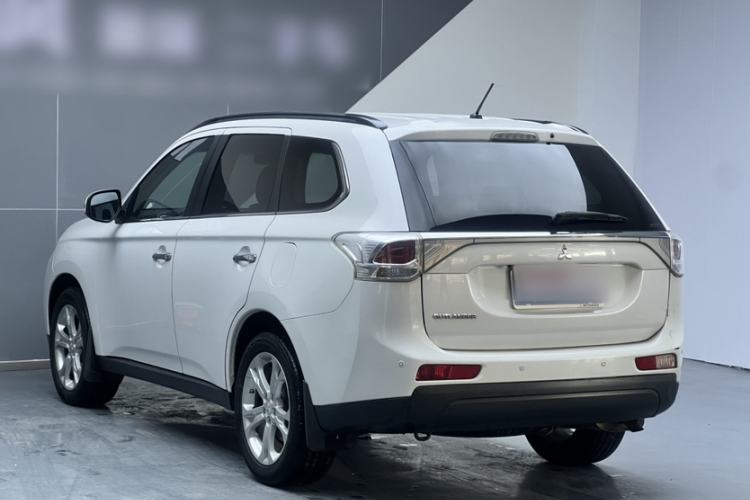 Used Mitsubishi Outlander 2013 2.4L 4x4 Luxury Navigation Edition 5 Seats Exterior 3