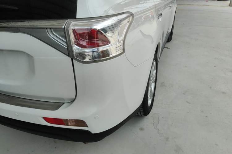 Used Mitsubishi Outlander 2013 2.4L Four-Wheel Drive Luxury Navigation Version 7 Seats Exterior 3