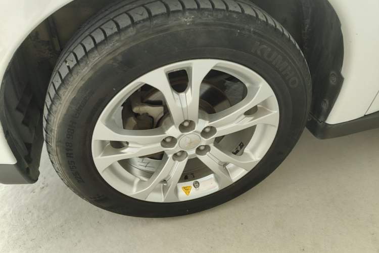 Used Mitsubishi Outlander 2013 2.4L Four-Wheel Drive Luxury Navigation Version 7 Seats Exterior 4