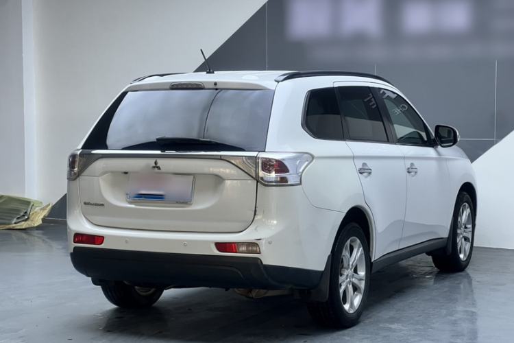 Used Mitsubishi Outlander 2013 2.4L 4x4 Luxury Navigation Edition 5 Seats Exterior 5