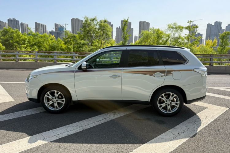 Used Mitsubishi Outlander 2013 2.4L 4x4 Luxury Navigation Edition 5 Seats Exterior 5