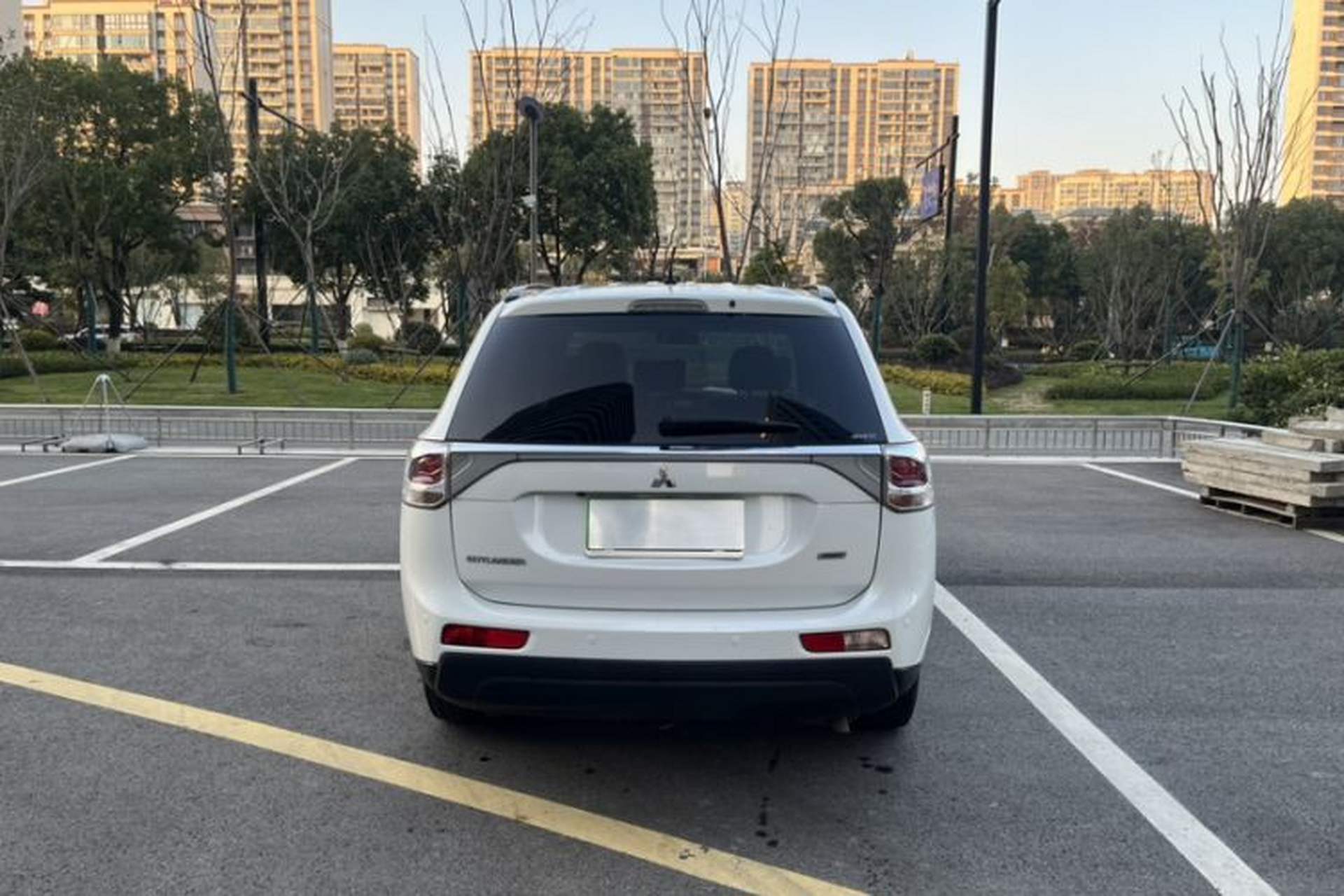 Used Mitsubishi Outlander 2013 2.4L Four-Wheel Drive Luxury Navigation Version 7 Seats Exterior 5