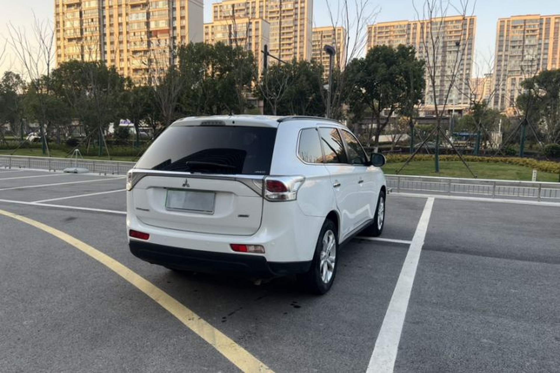 Used Mitsubishi Outlander 2013 2.4L Four-Wheel Drive Luxury Navigation Version 7 Seats Exterior 7