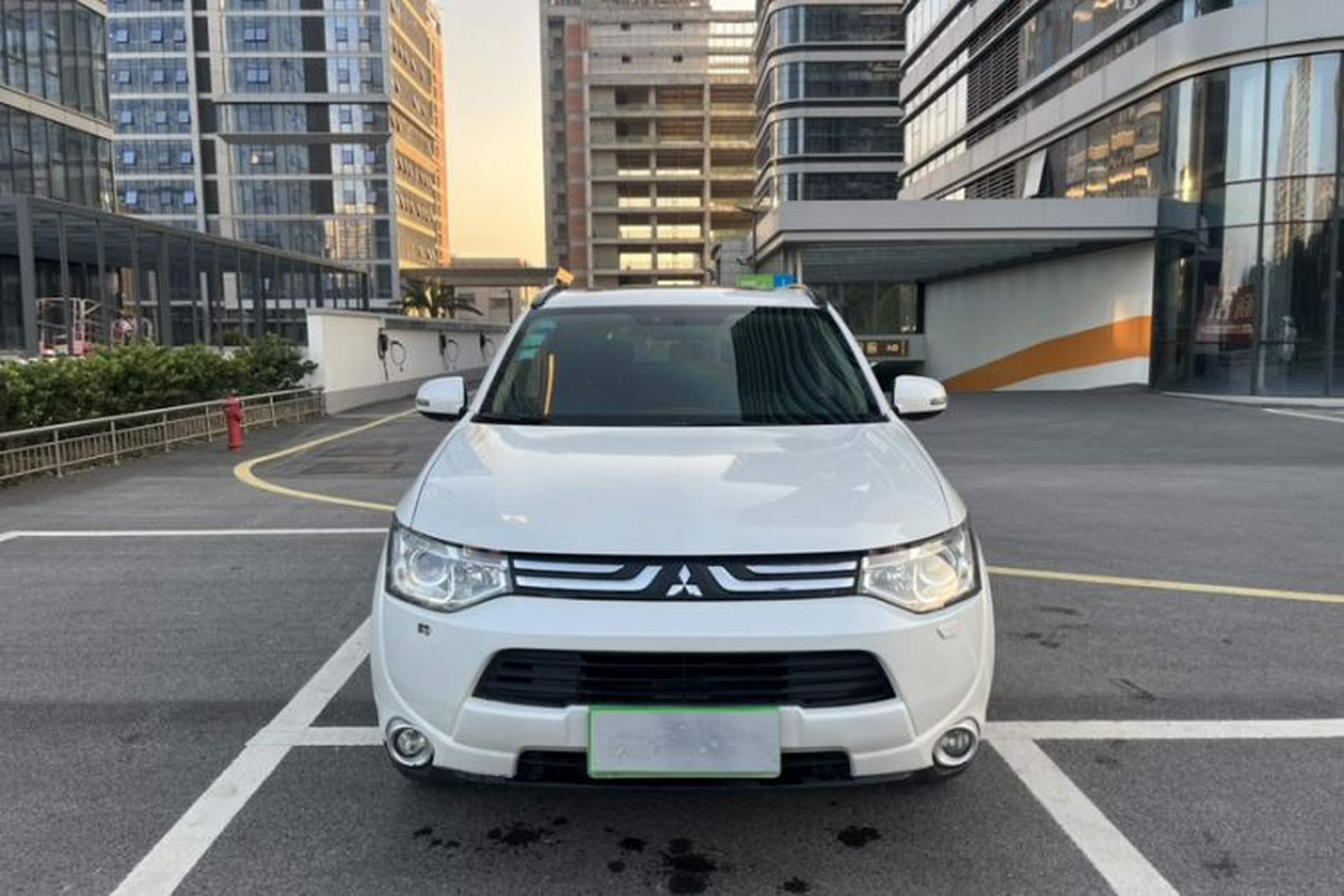 Used Mitsubishi Outlander 2013 2.4L Four-Wheel Drive Luxury Navigation Version 7 Seats Exterior 8