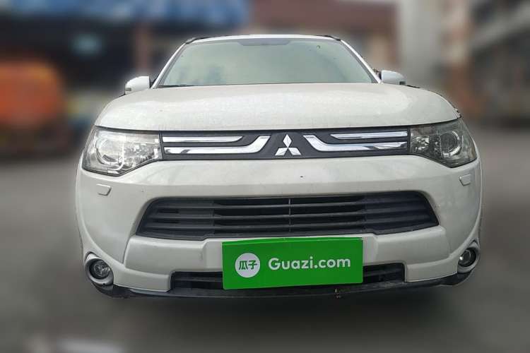 Used Mitsubishi Outlander 2013 2.4L 4x4 Luxury Navigation Edition 5 Seats Front
