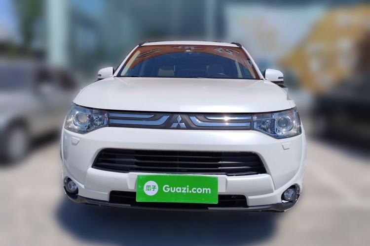 Used Mitsubishi Outlander 2013 2.4L Four-Wheel Drive Luxury Navigation Version 7 Seats Front