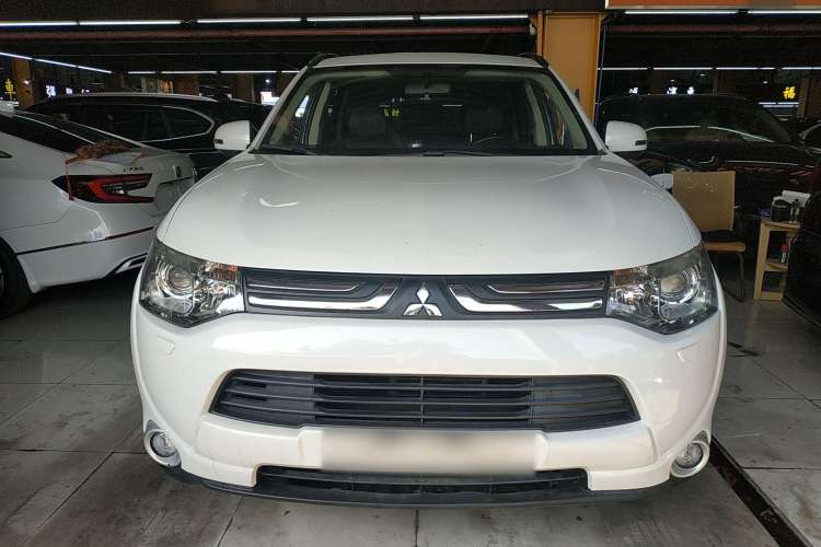 Used Mitsubishi Outlander 2013 2.4L Four-Wheel Drive Luxury Navigation Version 7 Seats Front
