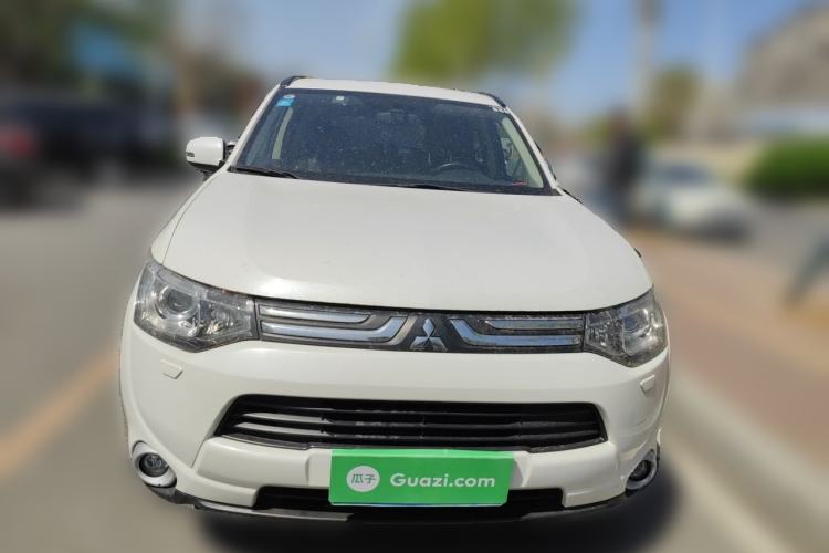 Used Mitsubishi Outlander 2013 2.4L 4x4 Luxury Navigation Edition 5 Seats Front