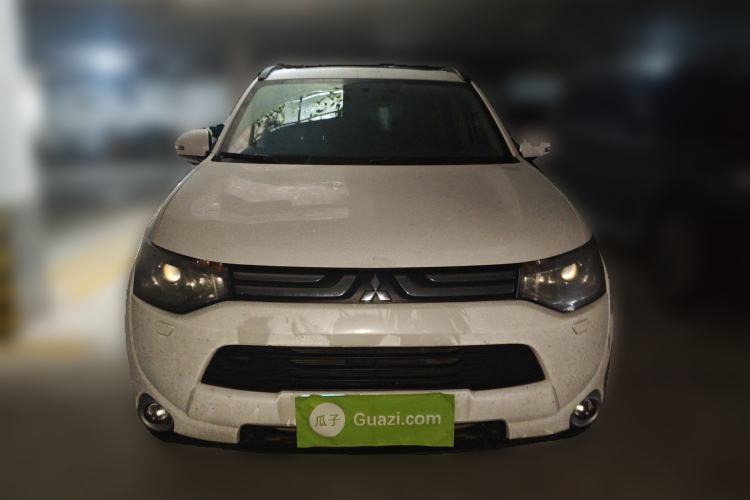 Used Mitsubishi Outlander 2013 2.4L Four-Wheel Drive Luxury Navigation Version 7 Seats Front