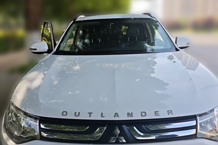 Used Mitsubishi Outlander 2013 2.4L Four-Wheel Drive Luxury Navigation Version 7 Seats Front