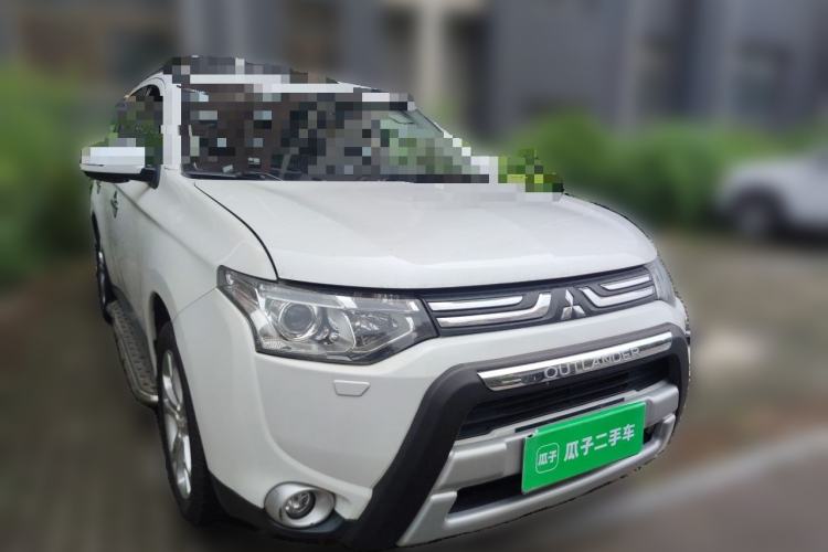 Used Mitsubishi Outlander 2013 2.4L 4x4 Luxury Navigation Edition 5 Seats Front Right 45 Deg