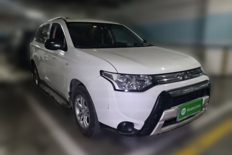 Used Mitsubishi Outlander 2013 2.0L Two-Wheel Drive Sport Navigation Version 5 Seats Front Right 45 Deg