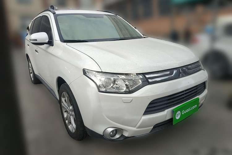 Used Mitsubishi Outlander 2013 2.4L 4x4 Luxury Navigation Edition 5 Seats Front Right 45 Deg