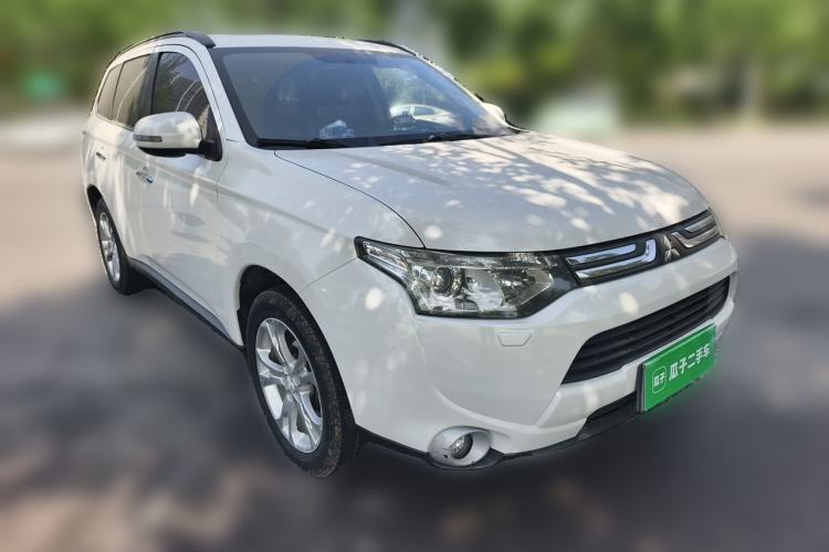 Used Mitsubishi Outlander 2013 2.4L 4x4 Luxury Navigation Edition 5 Seats Front Right 45 Deg