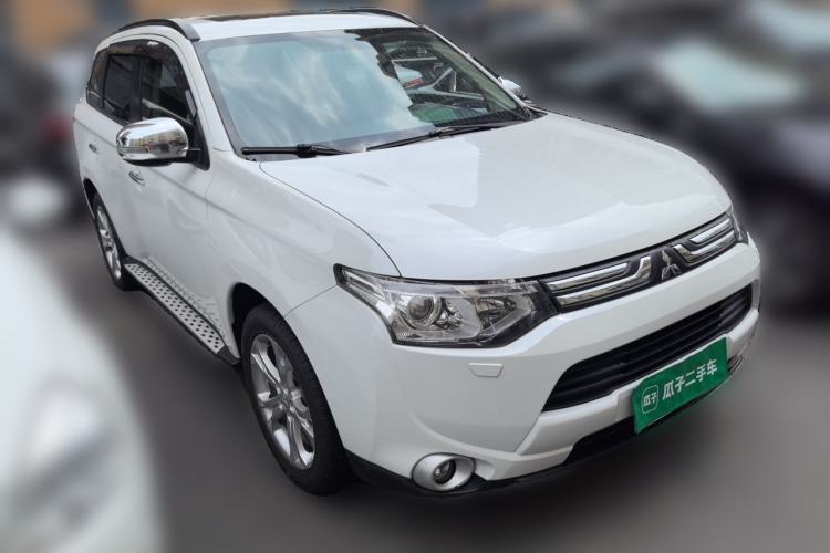 Used Mitsubishi Outlander 2013 2.4L 4x4 Luxury Navigation Edition 5 Seats Front Right 45 Deg