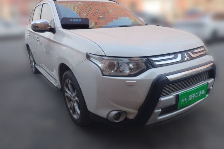 Used Mitsubishi Outlander 2013 2.4L 4x4 Luxury Navigation Edition 5 Seats Front Right 45 Deg