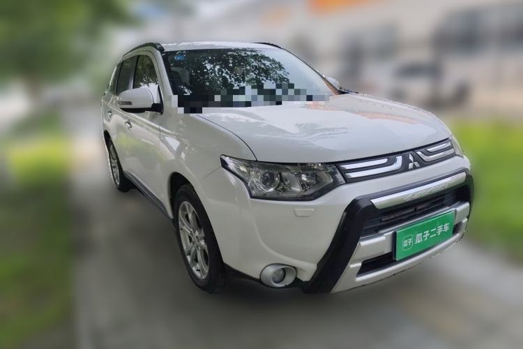 Used Mitsubishi Outlander 2013 2.4L 4x4 Luxury Navigation Edition 5 Seats Front Right 45 Deg