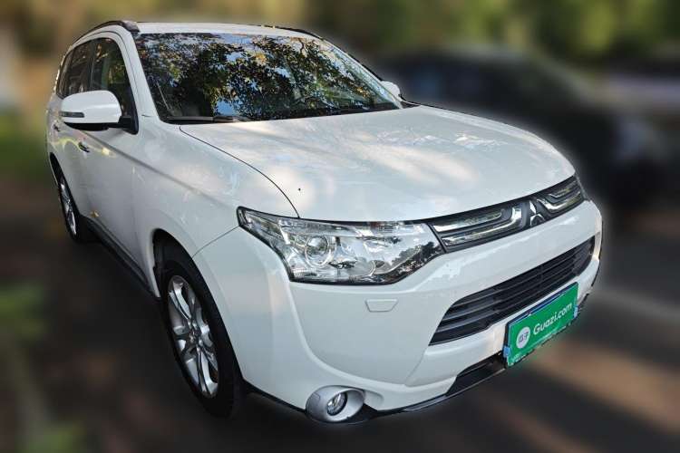 Used Mitsubishi Outlander 2013 2.4L 4x4 Luxury Navigation Edition 5 Seats Front Right 45 Deg