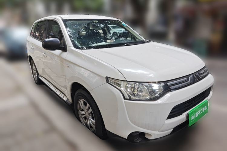 Used Mitsubishi Outlander 2013 2.0L Two-Wheel Drive Sport Navigation Version 5 Seats Front Right 45 Deg