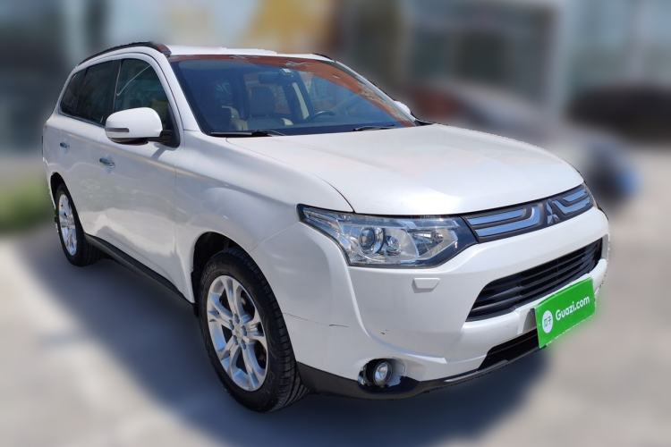 Used Mitsubishi Outlander 2013 2.4L Four-Wheel Drive Luxury Navigation Version 7 Seats Front Right 45 Deg
