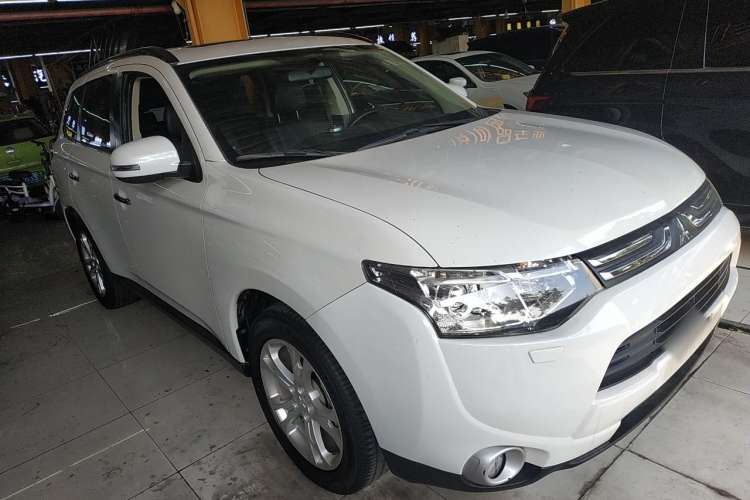 Used Mitsubishi Outlander 2013 2.4L Four-Wheel Drive Luxury Navigation Version 7 Seats Front Right 45 Deg
