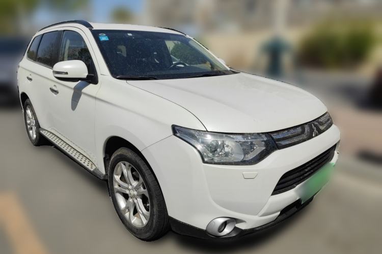 Used Mitsubishi Outlander 2013 2.4L 4x4 Luxury Navigation Edition 5 Seats Front Right 45 Deg