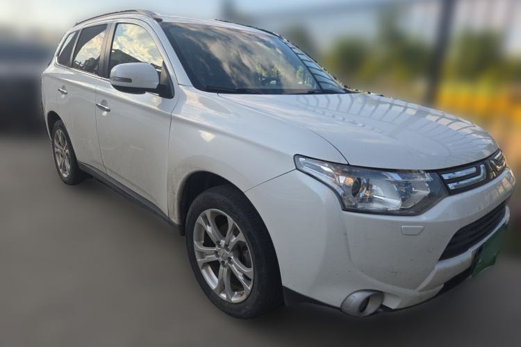 Used Mitsubishi Outlander 2013 2.4L Four-Wheel Drive Luxury Navigation Version 7 Seats Front Right 45 Deg