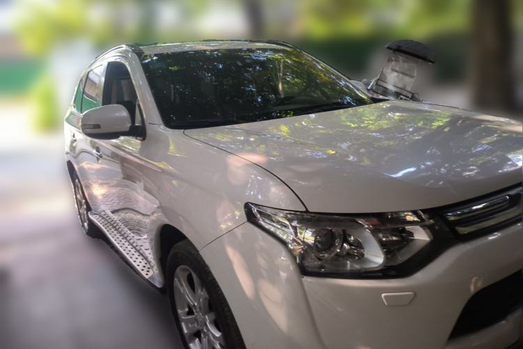Used Mitsubishi Outlander 2013 2.4L 4x4 Luxury Navigation Edition 5 Seats Front Right 45 Deg