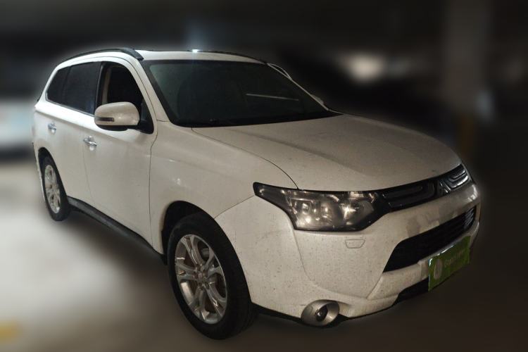 Used Mitsubishi Outlander 2013 2.4L Four-Wheel Drive Luxury Navigation Version 7 Seats Front Right 45 Deg
