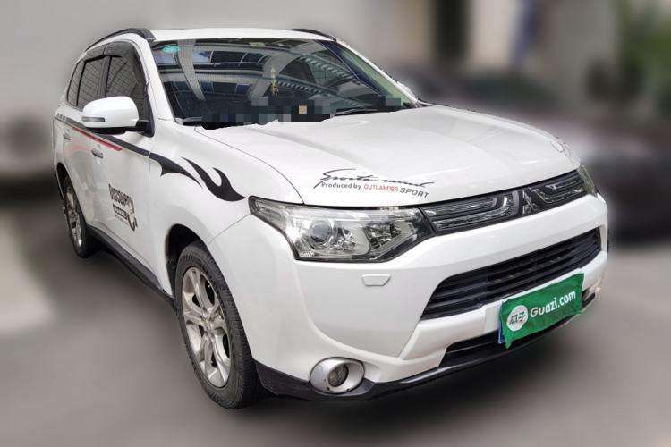 Used Mitsubishi Outlander 2013 2.4L Four-Wheel Drive Luxury Navigation Version 7 Seats Front Right 45 Deg