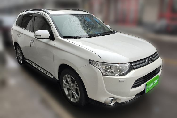 Used Mitsubishi Outlander 2013 2.4L 4x4 Luxury Navigation Edition 5 Seats Front Right 45 Deg