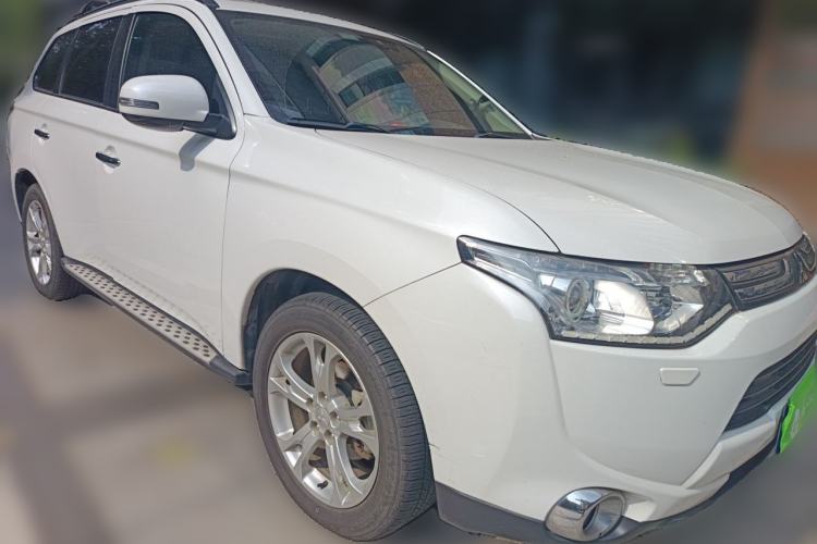 Used Mitsubishi Outlander 2013 2.4L 4x4 Luxury Navigation Edition 5 Seats Front Right 45 Deg