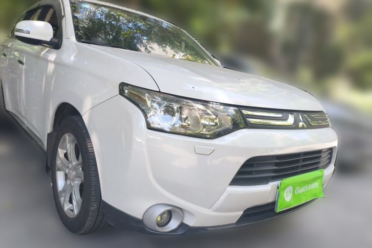 Used Mitsubishi Outlander 2013 2.4L Four-Wheel Drive Luxury Navigation Version 7 Seats Front Right 45 Deg