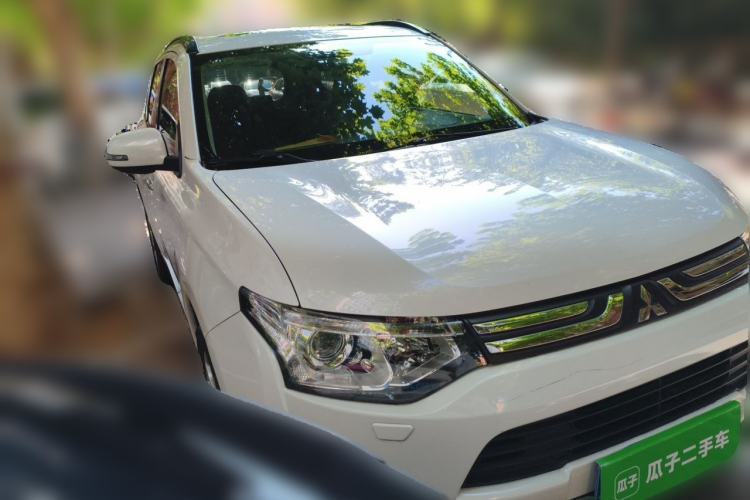 Used Mitsubishi Outlander 2013 2.4L 4x4 Luxury Navigation Edition 5 Seats Front Right 45 Deg