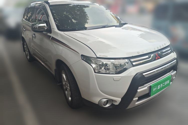 Used Mitsubishi Outlander 2013 2.4L 4x4 Luxury Navigation Edition 5 Seats Front Right 45 Deg