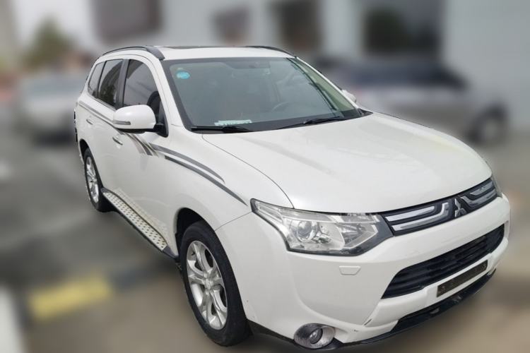 Used Mitsubishi Outlander 2013 2.4L 4x4 Luxury Navigation Edition 5 Seats Front Right 45 Deg