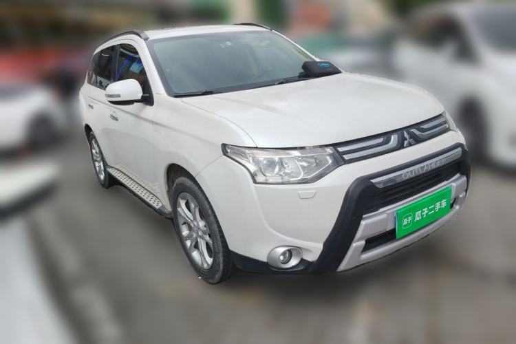 Used Mitsubishi Outlander 2013 2.4L Four-Wheel Drive Luxury Navigation Version 7 Seats Front Right 45 Deg