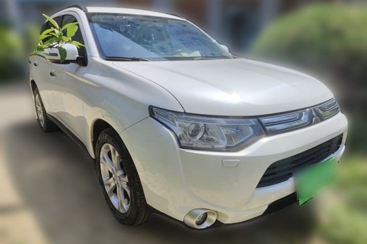 Used Mitsubishi Outlander 2013 2.4L 4x4 Luxury Navigation Edition 5 Seats Front Right 45 Deg