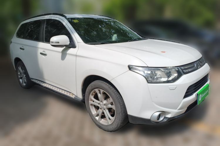 Used Mitsubishi Outlander 2013 2.4L Four-Wheel Drive Luxury Navigation Version 7 Seats Front Right 45 Deg