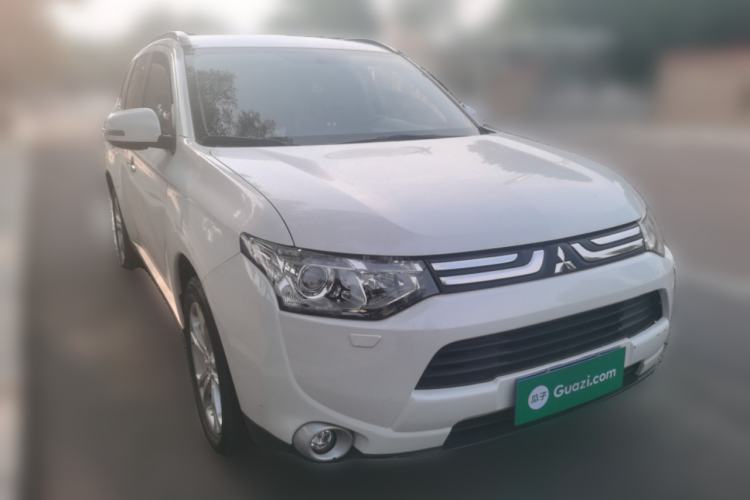 Used Mitsubishi Outlander 2013 2.4L 4x4 Luxury Navigation Edition 5 Seats Front Right 45 Deg