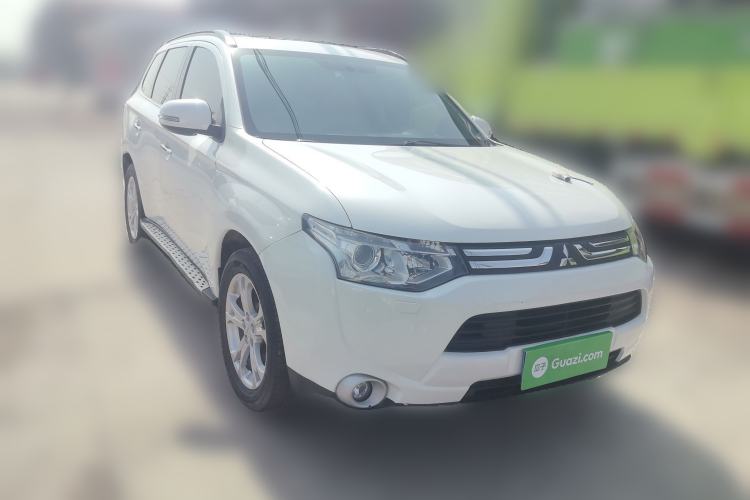 Used Mitsubishi Outlander 2013 2.4L 4x4 Luxury Navigation Edition 5 Seats Front Right 45 Deg