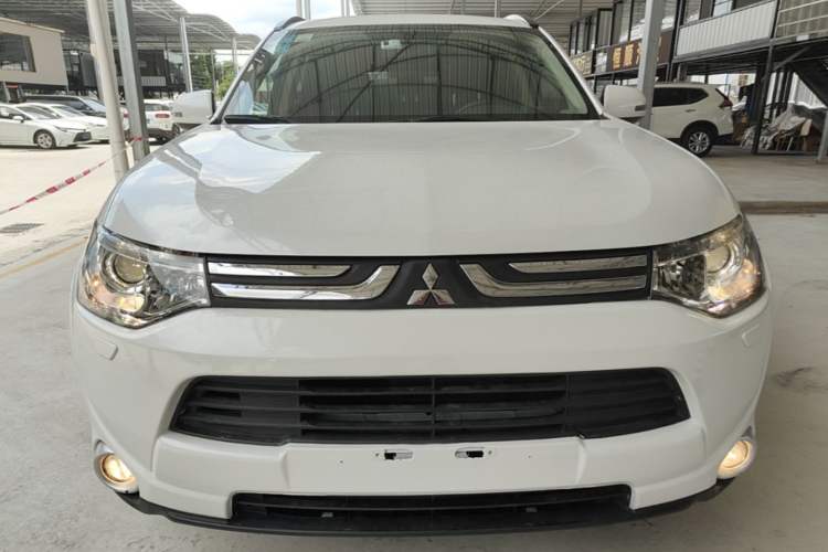 Used Mitsubishi Outlander 2013 2.4L Four-Wheel Drive Luxury Navigation Version 7 Seats Front
