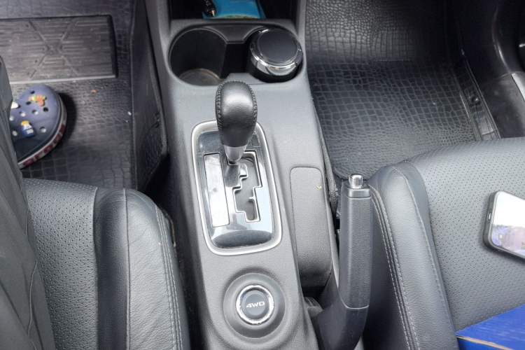 Used Mitsubishi Outlander 2013 2.4L 4x4 Luxury Navigation Edition 5 Seats Gear Lever