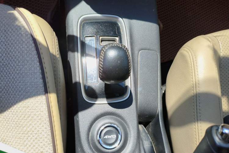 Used Mitsubishi Outlander 2013 2.4L Four-Wheel Drive Luxury Navigation Version 7 Seats Gear Lever