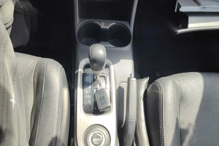 Used Mitsubishi Outlander 2013 2.4L 4x4 Luxury Navigation Edition 5 Seats Gear Lever